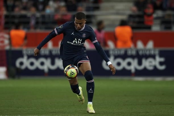 Kylian Mbappe of PSG runs with the ball during the Ligue 1 Uber Eats match between Reims and Paris Saint Germain at Stade Auguste Delaune on August...