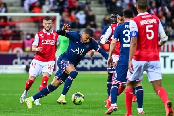 Valon BERISHA of Reims and Kylian MBAPPE of PSG during the Ligue 1 Uber Eats match between Reims and Paris Saint Germain at Stade Auguste Delaune on...