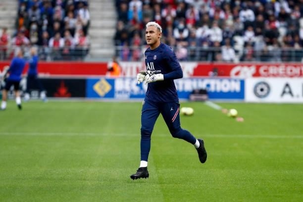 Keylor Navas of Paris Saint-Germain warms up before the Ligue 1 Uber Eats match between Reims and Paris Saint Germain at Stade Auguste Delaune on...