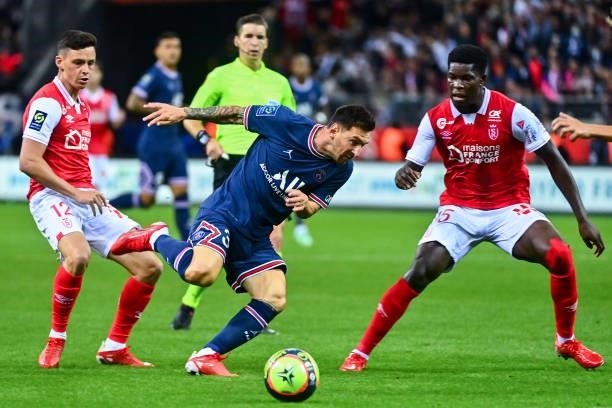 Alexis FLIPS of Reims and Lionel MESSI of PSG and Marshall MUNETSI of Reims during the Ligue 1 Uber Eats match between Reims and Paris Saint Germain...