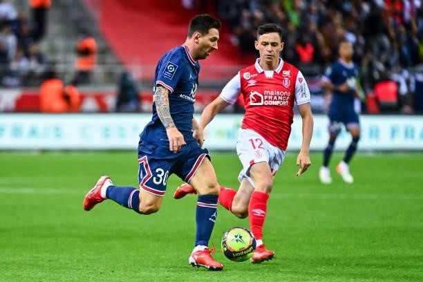 Lionel MESSI of PSG and Alexis FLIPS of Reims during the Ligue 1 Uber Eats match between Reims and Paris Saint Germain at Stade Auguste Delaune on...