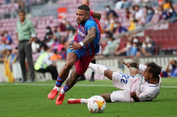 Damian Suarez and Memphis Depay during the match between FC Barcelona and Getafe CF, corresponding to the week 3 of the Liga Santander, played at the...