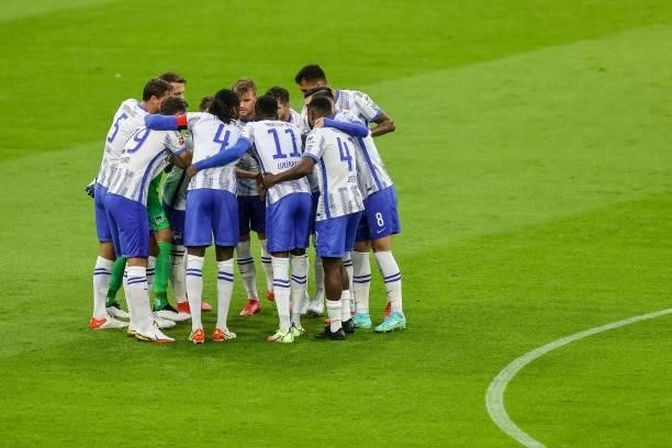 The player's of Hertha BSC form a circle during the Bundesliga match between FC Bayern Muenchen and Hertha BSC at Allianz Arena on August 28, 2021 in...
