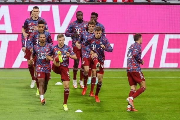 The player's of FC Bayern Muenchen warm up prior to the Bundesliga match between FC Bayern Muenchen and Hertha BSC at Allianz Arena on August 28,...