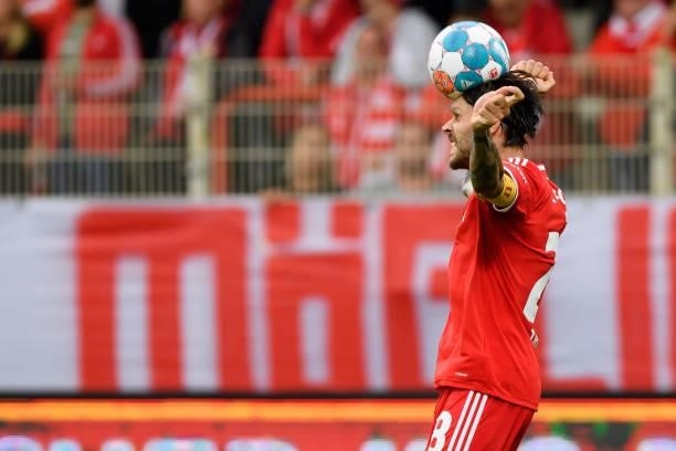 Christopher Trimmel of 1.FC Union Berlin controls the ball during the Bundesliga match between 1. FC Union Berlin and Borussia Moenchengladbach at...
