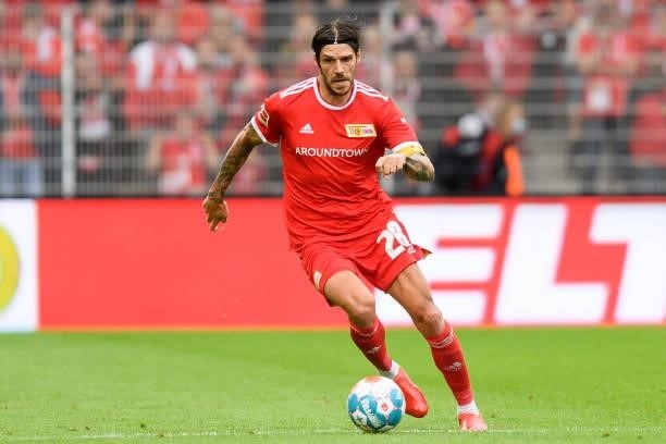 Christopher Trimmel of 1.FC Union Berlin controls the ball during the Bundesliga match between 1. FC Union Berlin and Borussia Moenchengladbach at...