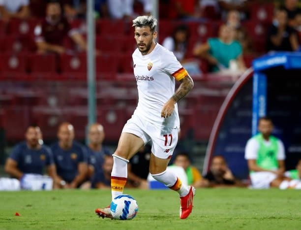 Carles Perez of AS Roma controls the ball during the Serie A match between US Salernitana and AS Roma at Stadio Arechi on August 29, 2021 in Salerno,...