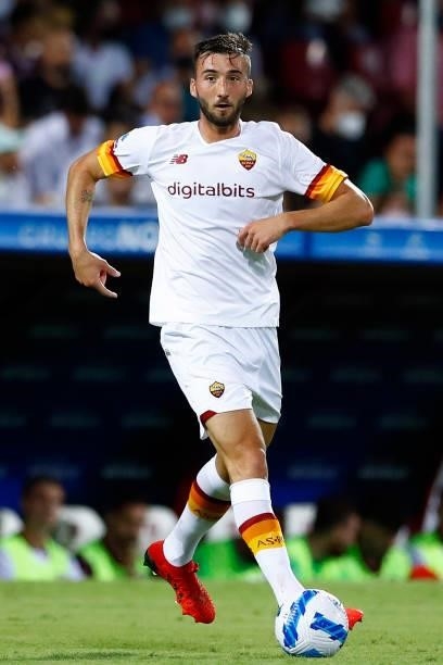 Bryan Cristante of AS Roma controls the ball during the Serie A match between US Salernitana and AS Roma at Stadio Arechi on August 29, 2021 in...