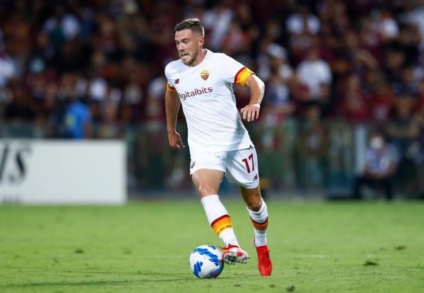 Jordan Veretout of AS Roma controls the ball during the Serie A match between US Salernitana and AS Roma at Stadio Arechi on August 29, 2021 in...
