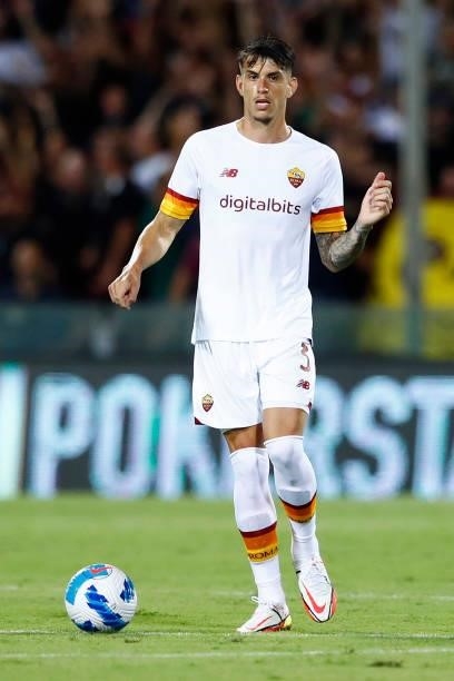 Roger Ibanez of AS Roma controls the ball during the Serie A match between US Salernitana and AS Roma at Stadio Arechi on August 29, 2021 in Salerno,...