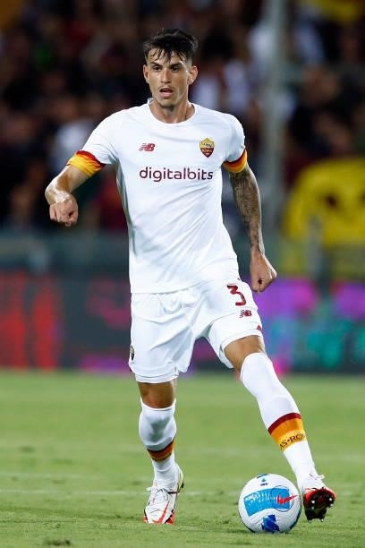 Roger Ibanez of AS Roma controls the ball during the Serie A match between US Salernitana and AS Roma at Stadio Arechi on August 29, 2021 in Salerno,...