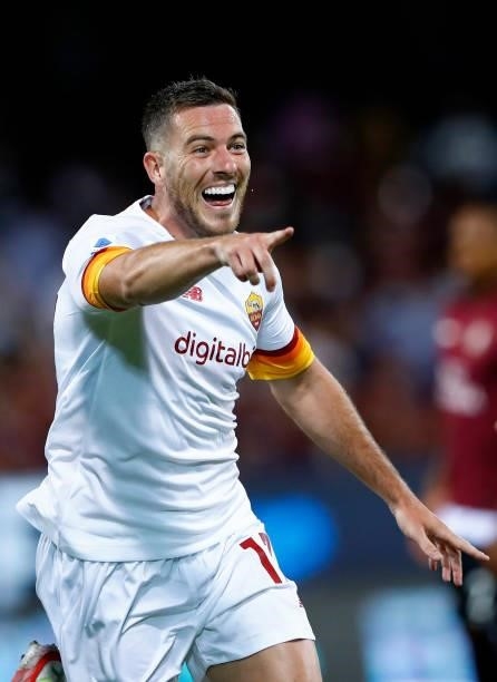 Jordan Veretout of AS Roma celebrates after scoring his team's second goal during the Serie A match between US Salernitana and AS Roma at Stadio...