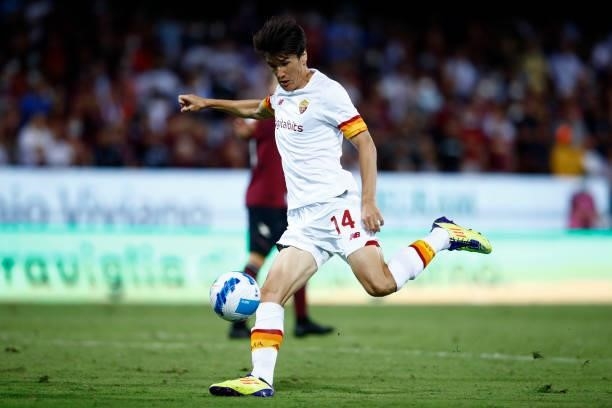 Eldor Shomurodov of AS Roma controls the ball during the Serie A match between US Salernitana and AS Roma at Stadio Arechi on August 29, 2021 in...