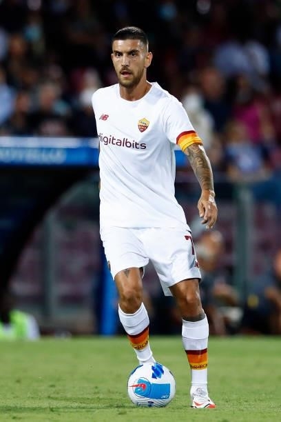 Lorenzo Pellegrini of AS Roma controls the ball during the Serie A match between US Salernitana and AS Roma at Stadio Arechi on August 29, 2021 in...