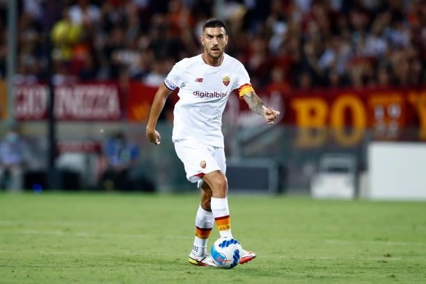 Lorenzo Pellegrini of AS Roma controls the ball during the Serie A match between US Salernitana and AS Roma at Stadio Arechi on August 29, 2021 in...