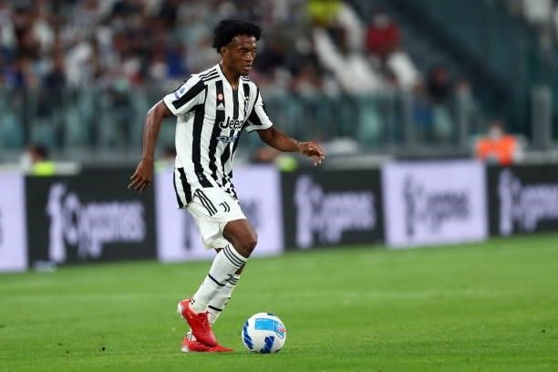Juan Cuadrado of Juventus FC controls the ball during the Serie A match between Juventus and Empoli FC at Allianz Stadium on August 28, 2021 in...