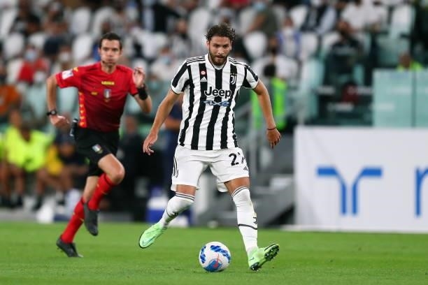 Manuel Locatelli of Juventus FC controls the ball during the Serie A match between Juventus and Empoli FC at Allianz Stadium on August 28, 2021 in...