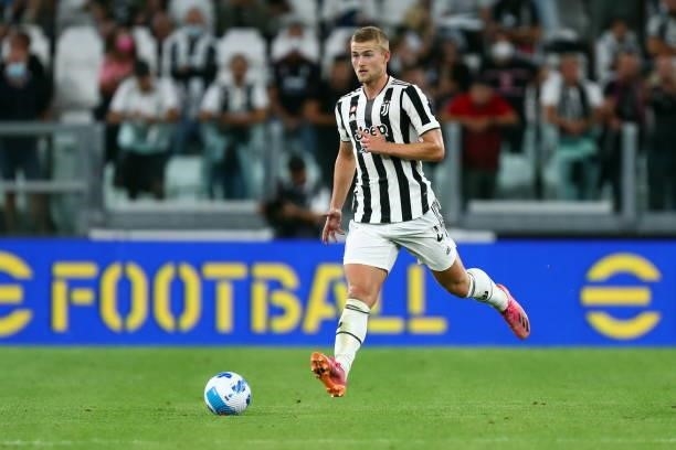 Matthijs de Ligt of Juventus FC controls the ball during the Serie A match between Juventus and Empoli FC at Allianz Stadium on August 28, 2021 in...