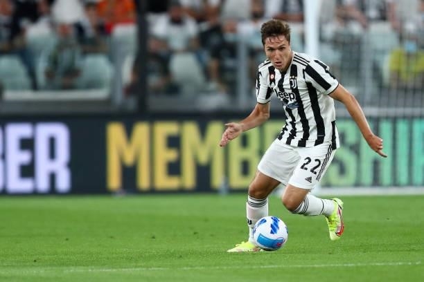Federico Chiesa of Juventus FC controls the ball during the Serie A match between Juventus and Empoli FC at Allianz Stadium on August 28, 2021 in...
