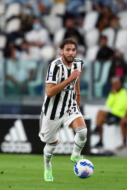 Manuel Locatelli of Juventus FC controls the ball during the Serie A match between Juventus and Empoli FC at Allianz Stadium on August 28, 2021 in...
