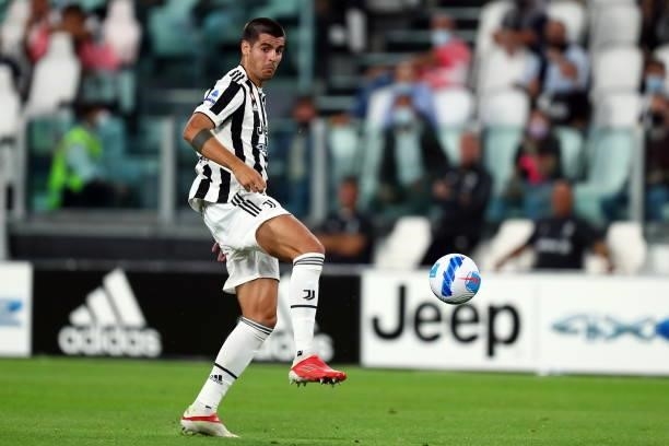 Alvaro Morata of Juventus FC controls the ball during the Serie A match between Juventus and Empoli FC at Allianz Stadium on August 28, 2021 in...