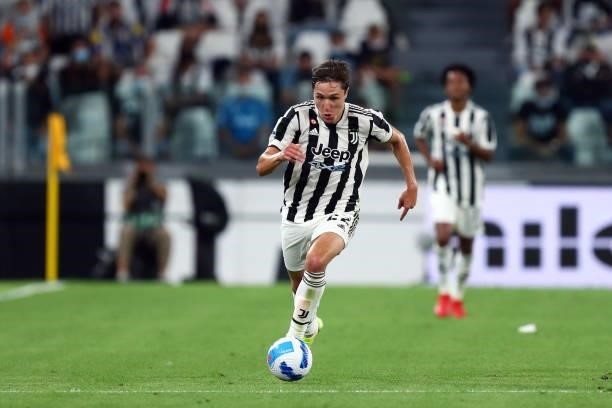 Federico Chiesa of Juventus FC controls the ball during the Serie A match between Juventus and Empoli FC at Allianz Stadium on August 28, 2021 in...