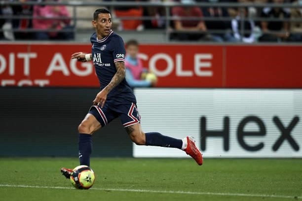 Angel Di Maria of PSG runs with the ball during the Ligue 1 Uber Eats match between Reims and Paris Saint Germain at Stade Auguste Delaune on August...