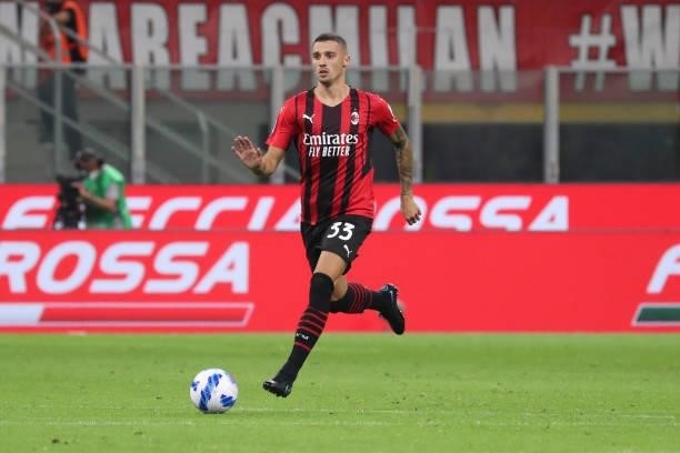Rade Krunic of AC Milan in action during the Serie A match between AC Milan and Cagliari Calcio at Stadio Giuseppe Meazza on August 29, 2021 in...