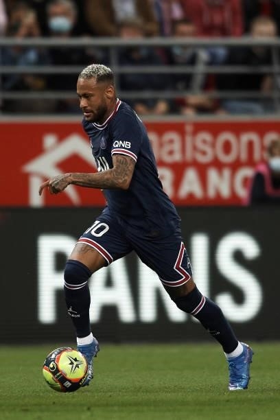 Neymar of PSG runs with the ball during the Ligue 1 Uber Eats match between Reims and Paris Saint Germain at Stade Auguste Delaune on August 29, 2021...