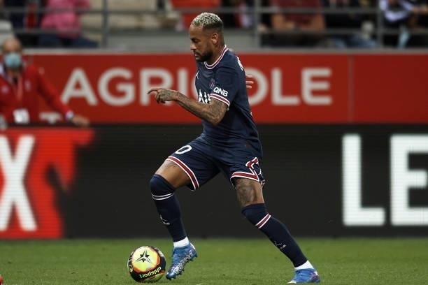 Neymar of PSG runs with the ball during the Ligue 1 Uber Eats match between Reims and Paris Saint Germain at Stade Auguste Delaune on August 29, 2021...