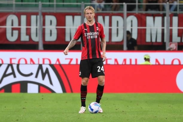 Simon Kjaer of AC Milan in action during the Serie A match between AC Milan and Cagliari Calcio at Stadio Giuseppe Meazza on August 29, 2021 in...