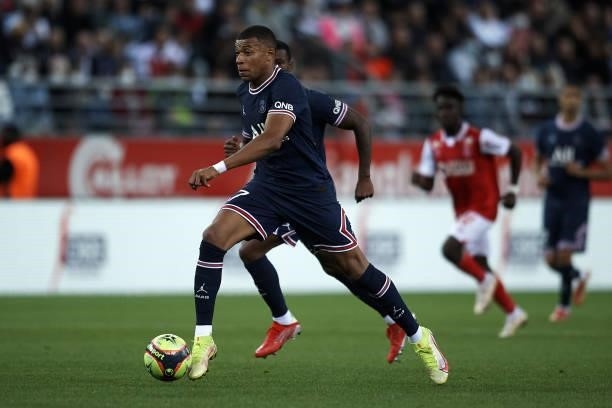 Kylian Mbappe of PSG runs with the ball during the Ligue 1 Uber Eats match between Reims and Paris Saint Germain at Stade Auguste Delaune on August...