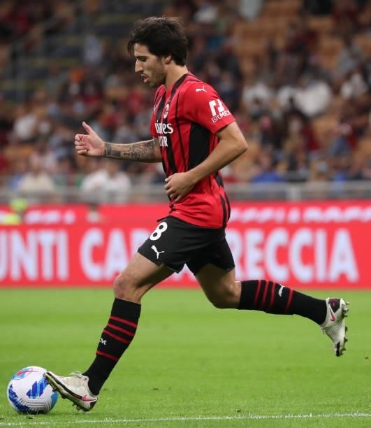 Sandro Tonali of AC Milan in action during the Serie A match between AC Milan and Cagliari Calcio at Stadio Giuseppe Meazza on August 29, 2021 in...