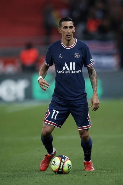 Angel Di Maria of PSG controls the ball during the Ligue 1 Uber Eats match between Reims and Paris Saint Germain at Stade Auguste Delaune on August...