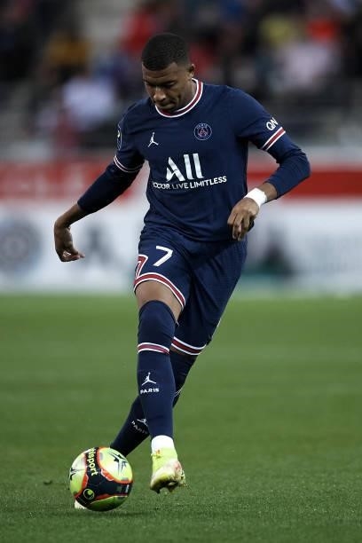 Kylian Mbappe of PSG controls the ball during the Ligue 1 Uber Eats match between Reims and Paris Saint Germain at Stade Auguste Delaune on August...