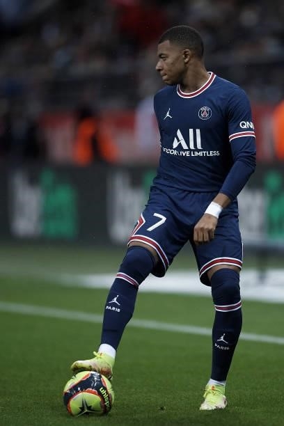 Kylian Mbappe of PSG controls the ball during the Ligue 1 Uber Eats match between Reims and Paris Saint Germain at Stade Auguste Delaune on August...