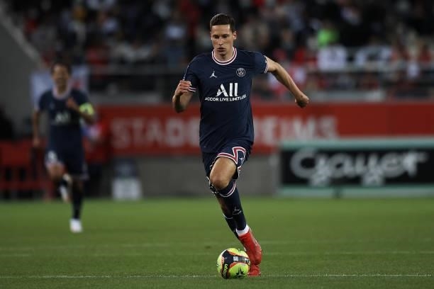 Julian Draxler of PSG runs with the ball during the Ligue 1 Uber Eats match between Reims and Paris Saint Germain at Stade Auguste Delaune on August...