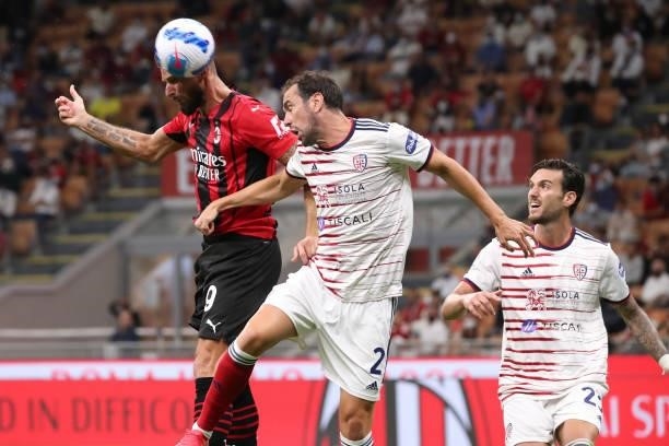 Olivier Giroud of AC Milan in action during the Serie A match between AC Milan and Cagliari Calcio at Stadio Giuseppe Meazza on August 29, 2021 in...