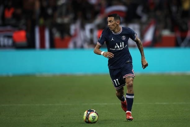 Angel Di Maria of PSG runs with the ball during the Ligue 1 Uber Eats match between Reims and Paris Saint Germain at Stade Auguste Delaune on August...