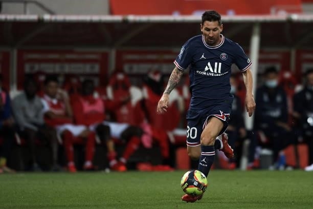 Lionel Messi of PSG runs with the ball during the Ligue 1 Uber Eats match between Reims and Paris Saint Germain at Stade Auguste Delaune on August...