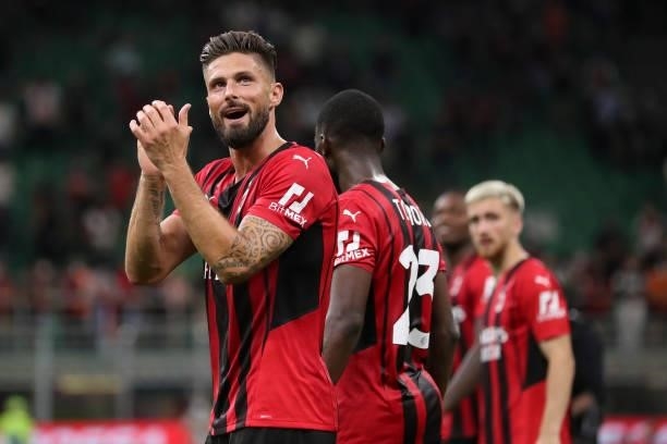 Olivier Giroud of AC Milan celebrates the win at end of the Serie A match between AC Milan and Cagliari Calcio at Stadio Giuseppe Meazza on August...