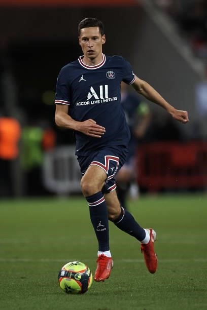 Julian Draxler of PSG runs with the ball during the Ligue 1 Uber Eats match between Reims and Paris Saint Germain at Stade Auguste Delaune on August...