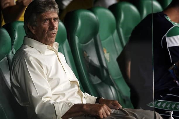Manuel Pellegrini Head coach of Betis sitting on the bench during the La Liga Santader match between Real Betis and Real Madrid CF at Estadio Benito...