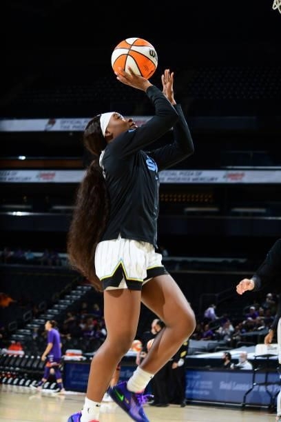 Dana Evans of the Chicago Sky drives to the basket before the game against the Phoenix Mercury on August 31, 2021 at the Footprint Center in Phoenix,...
