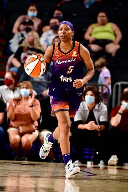 Shey Peddy of the Phoenix Mercury handles the ball against the Chicago Sky on August 31, 2021 at Footprint Center in Phoenix, Arizona. NOTE TO USER:...