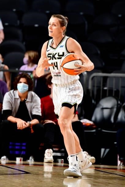 Allie Quigley of the Chicago Sky handles the ball against the Phoenix Mercury on August 31, 2021 at Footprint Center in Phoenix, Arizona. NOTE TO...