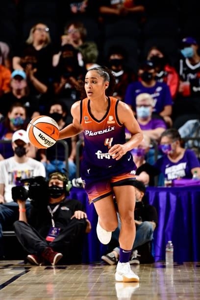 Skylar Diggins-Smith of the Phoenix Mercury handles the ball against the Chicago Sky on August 31, 2021 at Footprint Center in Phoenix, Arizona. NOTE...