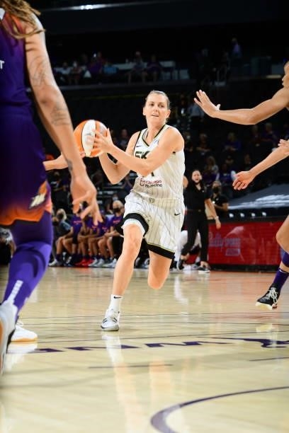 Allie Quigley of the Chicago Sky drives to the basket against the Phoenix Mercury on August 31, 2021 at the Footprint Center in Phoenix, Arizona....