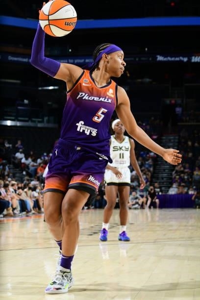 Shey Peddy of the Phoenix Mercury handles the ball during the game against the Chicago Sky on August 31, 2021 at the Footprint Center in Phoenix,...