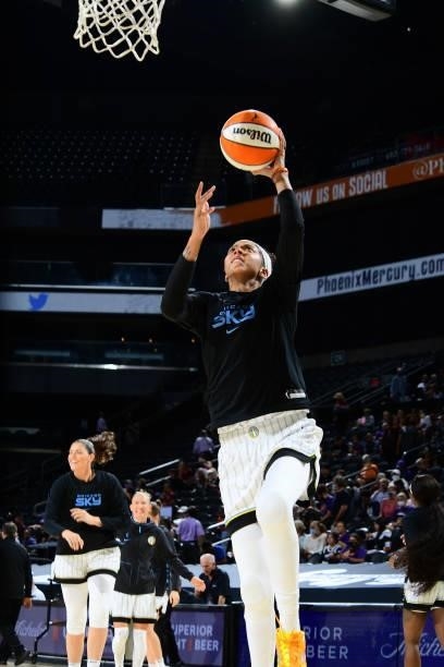 Candace Parker of the Chicago Sky drives to the basket before the game against the Phoenix Mercury on August 31, 2021 at the Footprint Center in...